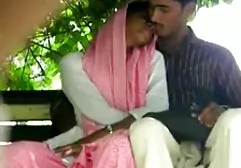 एक खूबसूरत महिला कार में ड्राइवर के साथ आराम सेक्सी पिक्चर फुल एचडी बीएफ करती है