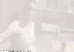 जबकि पति सोता है, उसका चोदने की फुल मूवी दोस्त गुदा में अपनी पत्नी को ले जाता है