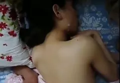 एक युवा फूहड़ के साथ गैंगबैंग। बीएफ फिल्म सेक्सी फुल एचडी में